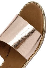 Sandalia deslizante metálica en oro rosado con una tira ancha y una plantilla de cuero marrón. Cuenta con una superficie texturizada y una suela estriada de color claro.
