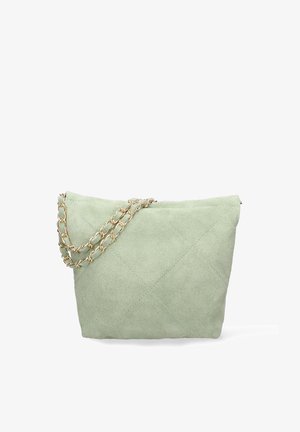 Lichtgroene suède handtas met doorgestikt patroon en goudkleurige kettingband, weergegeven op een witte achtergrond.