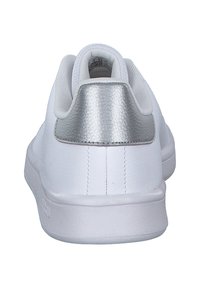 Vit sneaker med en strukturerad silverhæl och en slät läderövre. Har en vadderad krage och gummisula för komfort.
