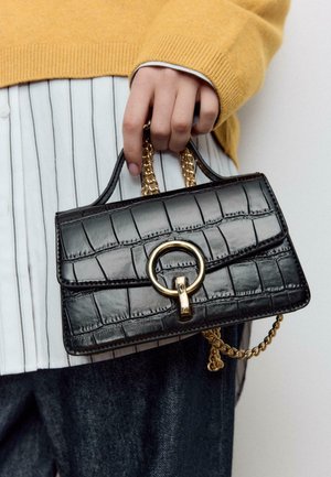 Zwarte handtas van faux krokodillenleer met goudkleurige accenten, voorzien van een bovenhandvat en een kettingriem, rechthoekige vorm en gestikte details.