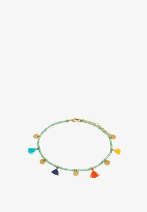 Delikatna zielona bransoletka z koralików z złotymi dyskami i wielokolorowymi frędzlami w odcieniach niebieskiego, turkusowego, pomarańczowego i żółtego, z złotym zapięciem i przedłużką łańcuszka.