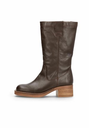 Botte en cuir marron foncé mi-mollet avec un bout arrondi, une languette en haut et un petit talon bloc en bois empilé.