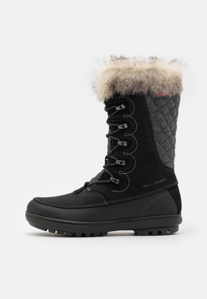 Czarne zimowe botki z pikowanym szarym materiałem i sztucznym futrem. Posiadają sznurowany design oraz gumową podeszwę z wzorem antypoślizgowym.
