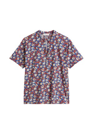 Korte mouwen shirt van blauwe stof met een bloemenpatroon in rood, wit en beige, voorzien van een knoopsluiting aan de voorkant en een bandkraag.
