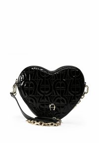 Bolso negro en forma de corazón hecho de charol, con un patrón de logotipo texturizado. Cuenta con una correa de cadena desmontable y detalles lisos.