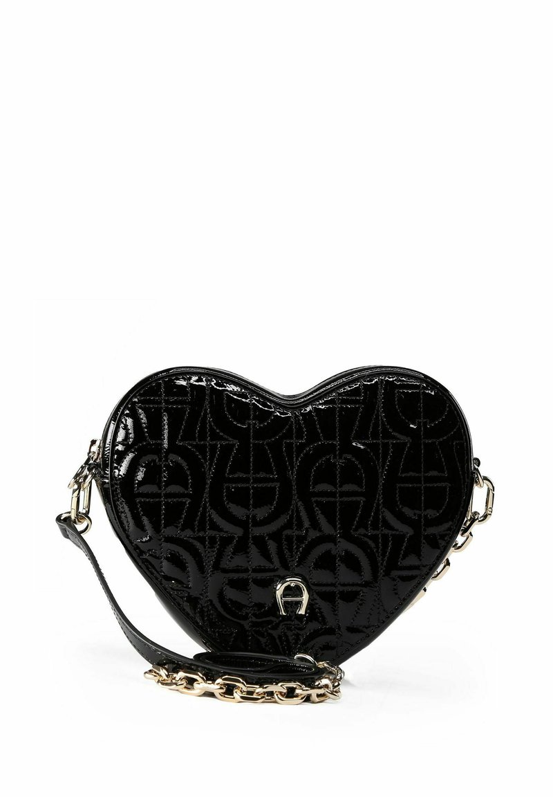 Bolso negro en forma de corazón hecho de charol, con un patrón de logotipo texturizado. Cuenta con una correa de cadena desmontable y detalles lisos.