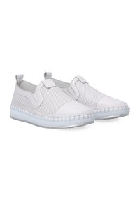 Weiße Slipper mit perforiertem Obermaterial, glatter Zehenkappe und genähten Details entlang der Sohle. Verfügt über eine flexible Gummisohle.