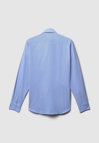 Camicia da uomo a maniche lunghe di colore azzurro chiaro con sottili righe verticali, polsini abbottonati e colletto classico vista dal retro su uno sfondo semplice.