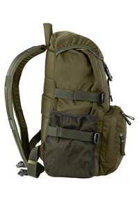 Olijfgroene rugzak met een gewatteerd ontwerp, verstelbare schouderbanden, een mesh zijvak en twee ritszakken aan de voorkant voor opslag.