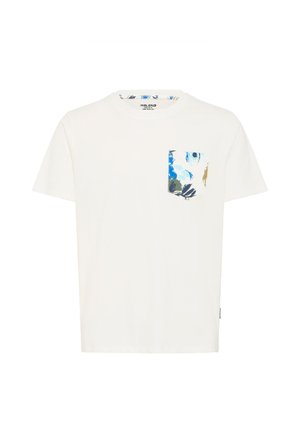 Balta medvilnės marškinėliai su apvalia iškirpte ir trumpomis rankovėmis; kairėje krūtinės pusėje yra spalvingas gėlių rašto kišenė.