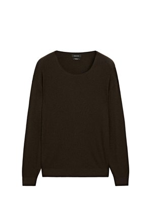 Mørkebrun, langærmet ribstrikket sweater med rund halsudskæring, lige kant og subtil tekstur, præsenteret på en ensfarvet hvid baggrund.