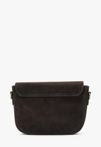 Tmavě hnědá semišová kabelka přes rameno s klopou, zaoblenými okraji a prošíváním. Má kovové komponenty a hladkou texturu.