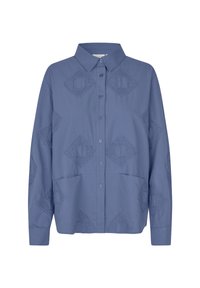 Niebieska koszula z długim rękawem i zapięciem na guziki, z teksturowanymi diamentowymi wzorami na przodzie, rękawach i kołnierzyku, z wyłogami w kształcie ostrego kołnierza i prostym dołem.