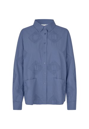 Blaues, langärmliges Hemd mit Knöpfen und strukturierten Rautenmustern auf der Vorderseite, den Ärmeln und dem Kragen. Es hat einen spitzen Kragen und einen geraden Saum.