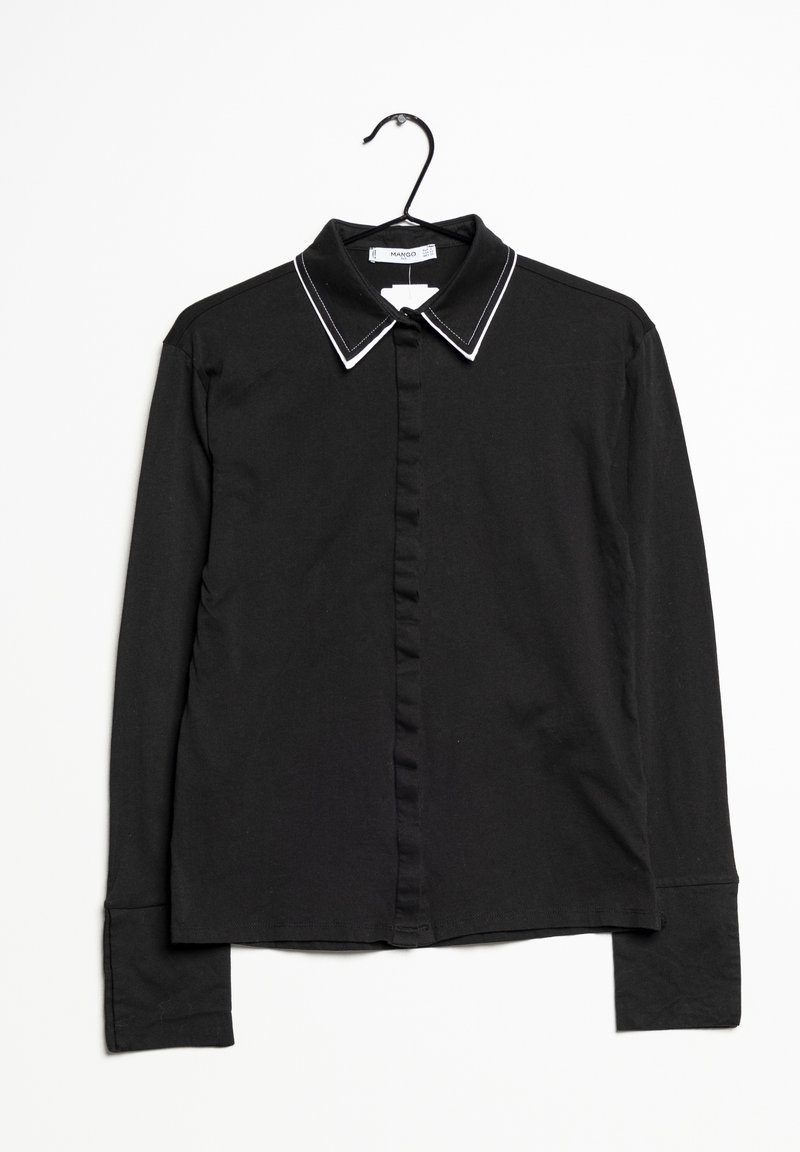 Chemise noire à manches longues avec boutons et bordure blanche sur le col, suspendue sur un cintre noir sur un fond blanc.