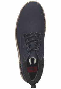 Scarpa blu navy con esterno liscio, punta rotonda, lacci neri, colletto grigio simile alla lana e suola testurizzata con accenti marrone chiaro.