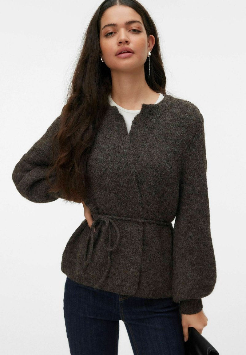 Szary sweter rozpinany na guziki, z dzianiny, z długimi rękawami, luźnym krojem, paskiem do wiązania w talii, fakturowaną tkaniną i zaokrąglonym dekoltem.