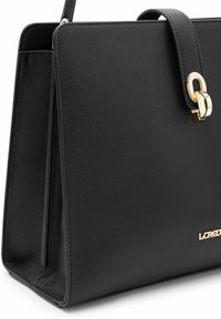 Borsa a tracolla in pelle nera con design strutturato, dotata di una chiusura in metallo dorato e logo impresso, texture liscia e bordi netti.