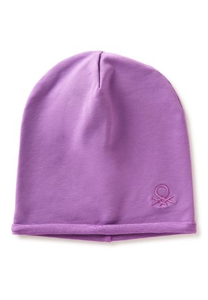 Bonnet violet lavande avec un petit logo brodé assorti près du bord inférieur sur fond blanc.