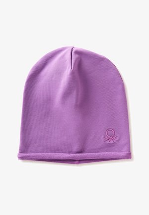 Gorro de punto color lavanda púrpura con un pequeño logo bordado a juego cerca del borde inferior sobre un fondo blanco.