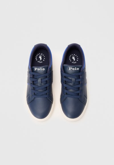 Sapatilhas de couro azul-marinho com um acabamento texturizado, solas de borracha brancas e pormenores azuis. Apresentam um design com atacadores e um logotipo na palmilha.