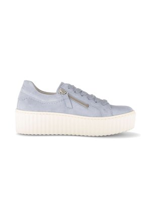 Baskets compensées en daim bleu clair avec semelle épaisse blanche à rainures, lacets et détail de fermeture éclair latérale.