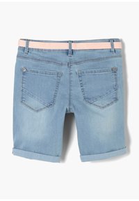 Pantalones cortos de mezclilla de color azul claro con dobladillo enrollado, que cuentan con una cintura elástica rosa y dos bolsillos traseros con sutiles detalles de costura.