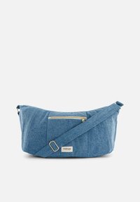 Sac à épaule en tissu bleu avec un design incurvé, texture matelassée, poche frontale zippée et une bandoulière ajustable. L'étiquette indique "riverdritte."