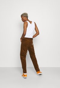 Carhartt WIP NEWEL PANT - Calças - tawny rinsed