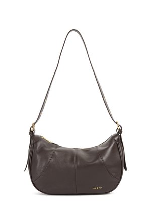 Sac à bandoulière en cuir marron foncé avec forme incurvée, fermeture éclair dorée, sangle réglable et logo "nat & nin" en texte doré en bas à droite à l'avant.