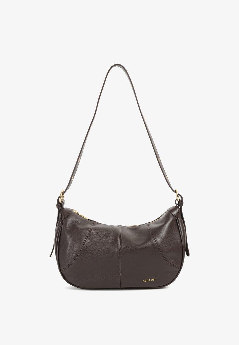 Sac à bandoulière en cuir marron foncé avec forme incurvée, fermeture éclair dorée, sangle réglable et logo "nat & nin" en texte doré en bas à droite à l'avant.