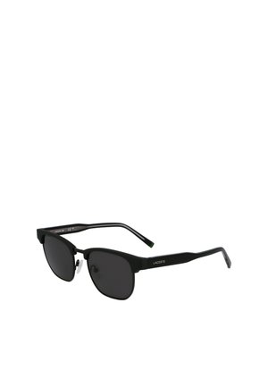 Occhiali da sole neri con finitura opaca, montatura rettangolare, lenti scure e dettagli metallici sulle tempie. Marchio Lacoste sul lato.
