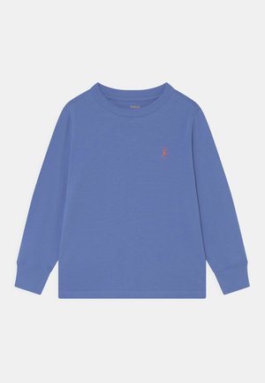 Blå langærmet crewneck-trøje med lille rødt broderet logo på venstre bryst, vist mod en hvid baggrund.