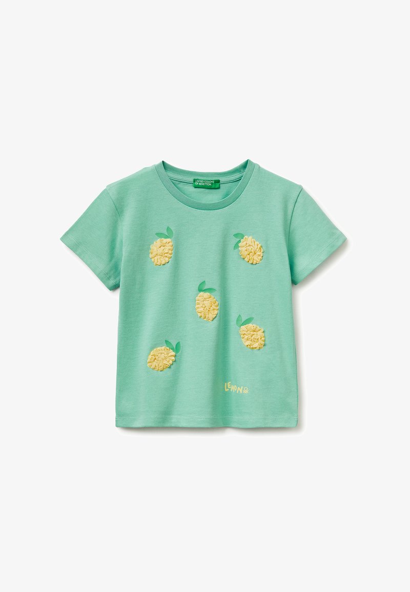 Mintgroen T-shirt met korte mouwen met vijf gele, gestructureerde ananassen en een kleine tekst "Lemon" nabij de onderzoom.