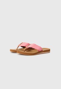 Roze slippers met een gestreepte band hebben een getextureerd ontwerp, een platte bruine rubberen zool en minimale witte accenten aan de zijkant.