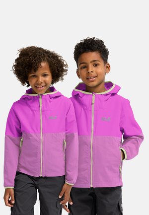 Roze en lichtpaarse jassen met ritsen en capuchons, met zijritsen en een contrasterende groene bies, gedragen door twee kinderen.