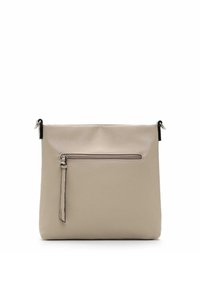Borsa a tracolla in pelle beige con finitura texturizzata, chiusura con zip superiore e tasca anteriore con zip. Presenta dettagli neri e una tracolla regolabile.