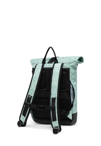 Mochila azul claro con patrón geométrico, panel trasero acolchado negro, cintas ajustables para los hombros y asa de transporte en la parte superior, vista desde la parte trasera.