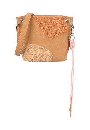 Helle Lederhandtasche mit gemischten Texturen, featuring ein weiches, Frottee-Panel und einem langen rosa Tragegurt. Auffälliges geometrisches Design und metallische Akzente.
