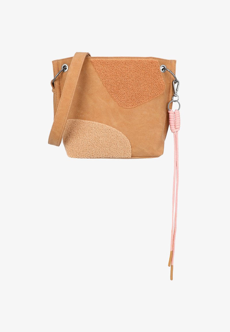 Bolso de cuero marrón con texturas mixtas, que presenta un panel de toalla suave y una correa larga pink. Diseño geométrico distintivo y acentos metálicos.