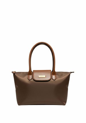 Sac fourre-tout marron avec finition brillante, poignées en cuir et une poche avant à rabat avec une petite plaque nominative dorée.