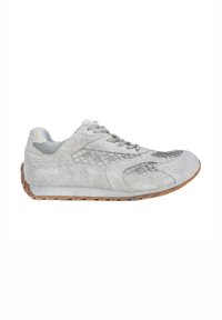 Grijze suède sneaker met gaasdetails, ronde neus, vetersluiting en rubberen buitenzool. Beschikt over een gevoerd kraag en gestructureerde accenten.