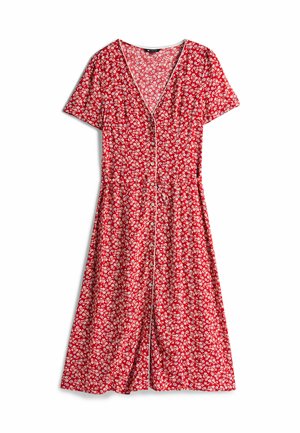 Robe fleurie rouge à manches courtes, décolleté en V, boutonnière sur le devant et jupe évasée. Motifs de fleurs blanches tout au long.