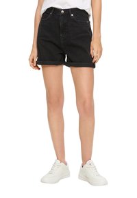 Shorts en denim noir avec des revers roulés, design cinq poches et fermeture à bouton avant. Assortis avec des baskets blanches pour le contraste.
