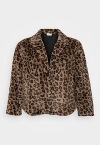 Blazer din blană falsă cu print de leopard, cu guler tăiat, închidere cu un singur nasture și tiv ușor curbat. Textură moale și culori calde predominante.