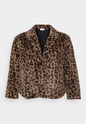 Blazer en fausse fourrure à imprimé léopard avec un col cranté, fermeture à un bouton et ourlet légèrement courbé. Texture douce et couleurs chaudes prédominent.