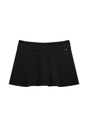 Jupe plissée noire en tissu lisse avec une ceinture large. Dispose d'une étiquette logo discrète sur la ceinture. Design stretch et ajusté.