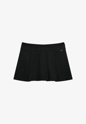 Jupe plissée noire en tissu lisse avec une ceinture large. Dispose d'une étiquette logo discrète sur la ceinture. Design stretch et ajusté.