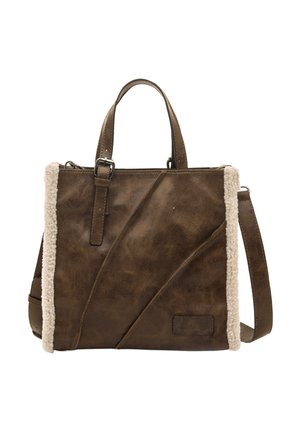 Borsa a tracolla in finta pelle marrone con finitura testurizzata, caratterizzata da accenti in pelliccia shearling sui lati, manici corti e una tracolla rimovibile.