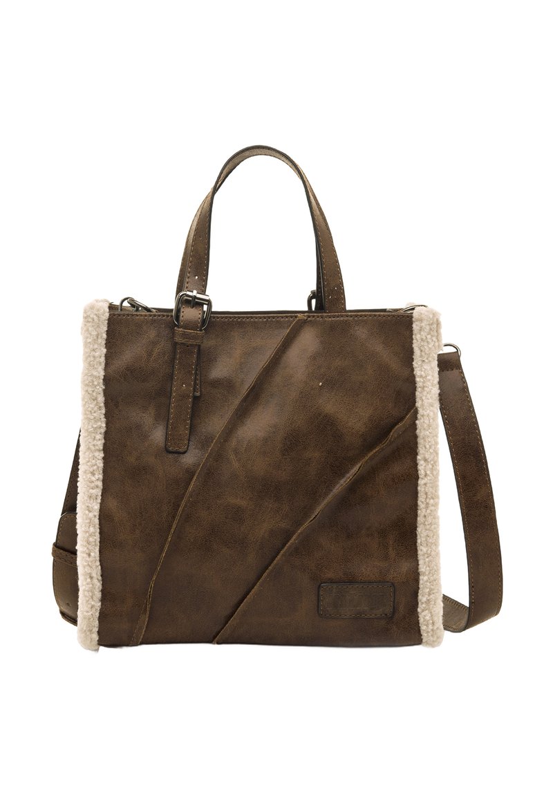 Sac à main en simili cuir marron avec une finition texturée, comportant des accents en shearling sur les côtés, des poignées courtes et une bandoulière amovible.